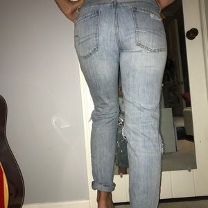 Light wash heavily destroyed jeans 💣💣